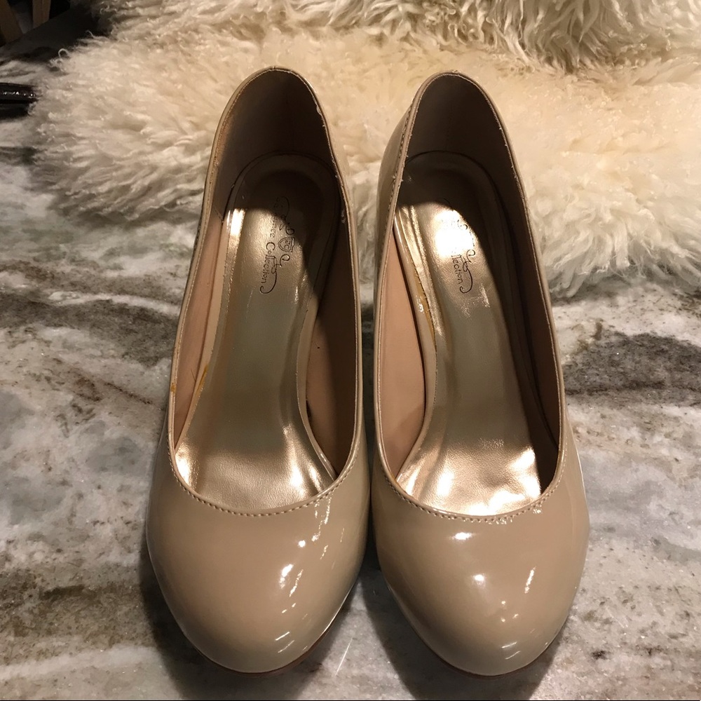 Journee Collection Beige PU pumps, 3” heel, Sz7